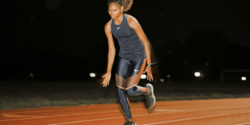 une femme courant sur une piste
