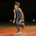 une femme courant sur une piste