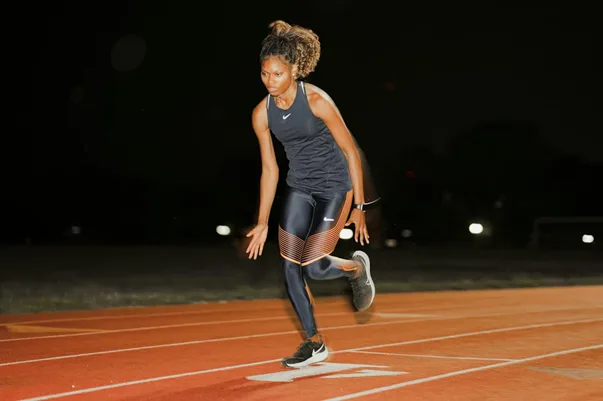 une femme courant sur une piste