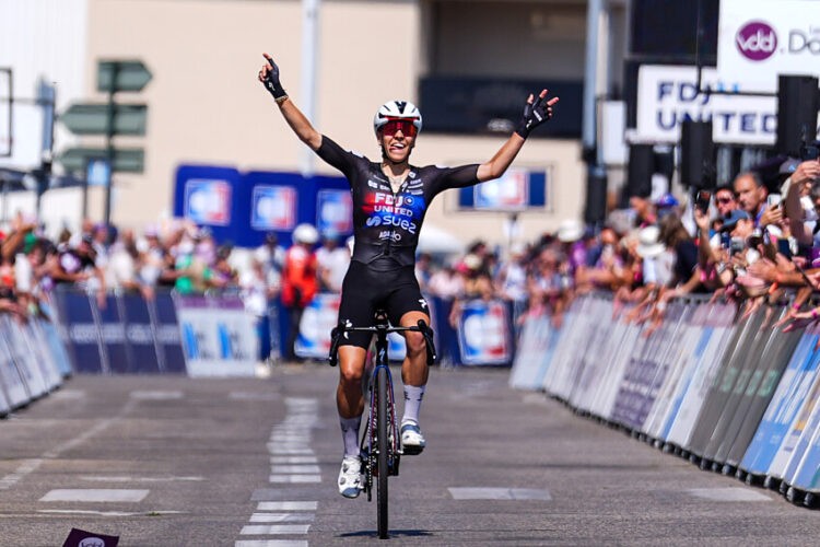 Cyclisme – Célia Géry s’offre le maillot tricolore sur la course en ligne