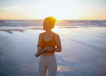 Shopping – Les essentiels beauté à glisser dans sa valise cet été : quatre soins Aroma-Zone pour une routine fraîche et lumineuse