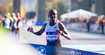 Marathon de Berlin – Tigst Assefa a bouclé la course avec une rupture totale du tendon d’Achille