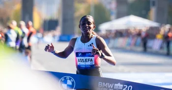 Marathon de Berlin – Tigst Assefa a bouclé la course avec une rupture totale du tendon d’Achille